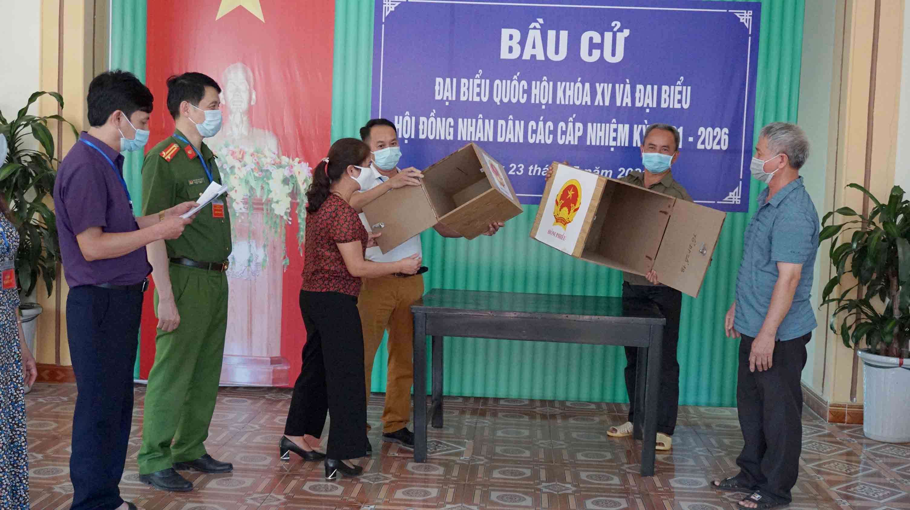Thành viên tổ bầu cử Khu vực bỏ phiếu số 13 (Nhà khách Tây Bắc Xanh, Bộ Chỉ huy Bộ đội Biên phòng tỉnh, phường Tân Phong, thành phố Lai Châu) kiểm tra hòm phiếu trước khi tiến hành bầu cử. (Ảnh Thắm Duy)